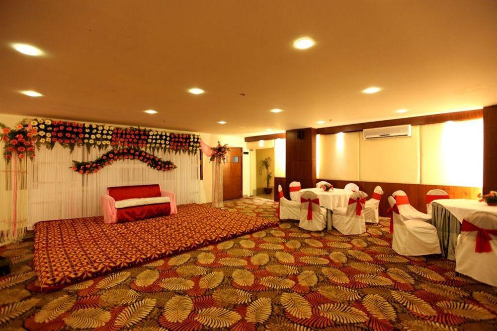 Crossroads Hotel Gurgaon Exterior photo