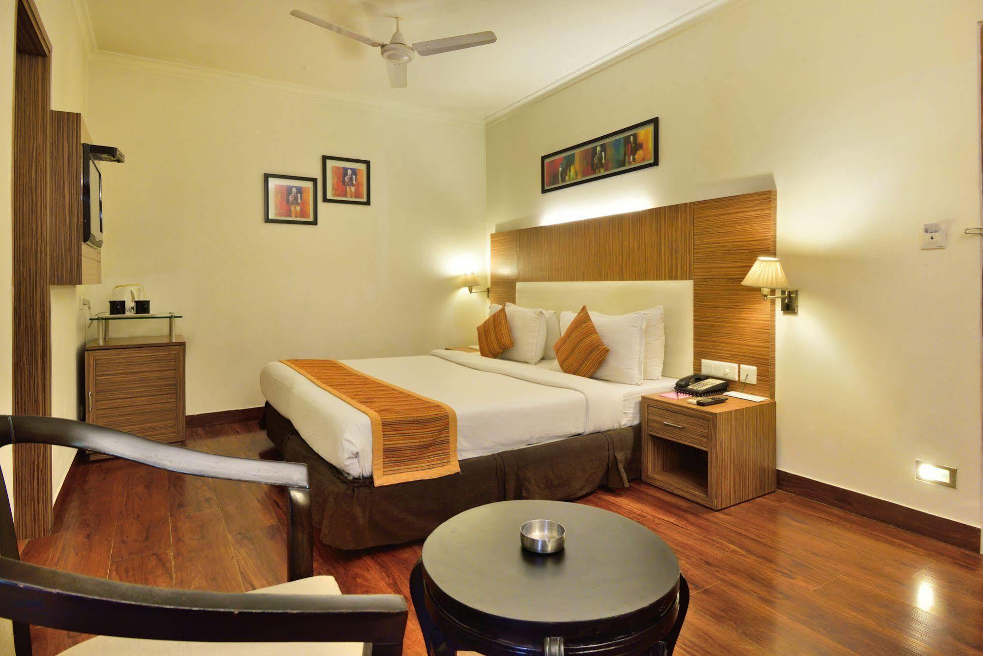 Crossroads Hotel Gurgaon Exterior photo