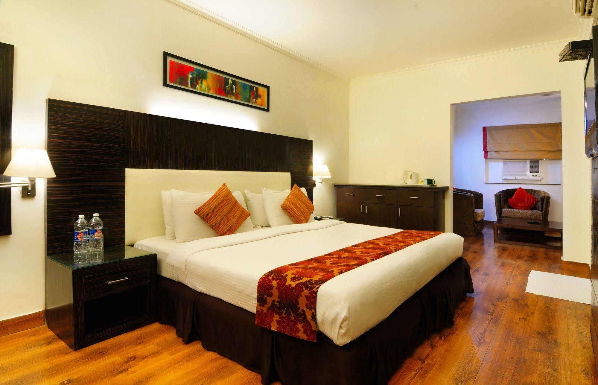 Crossroads Hotel Gurgaon Exterior photo