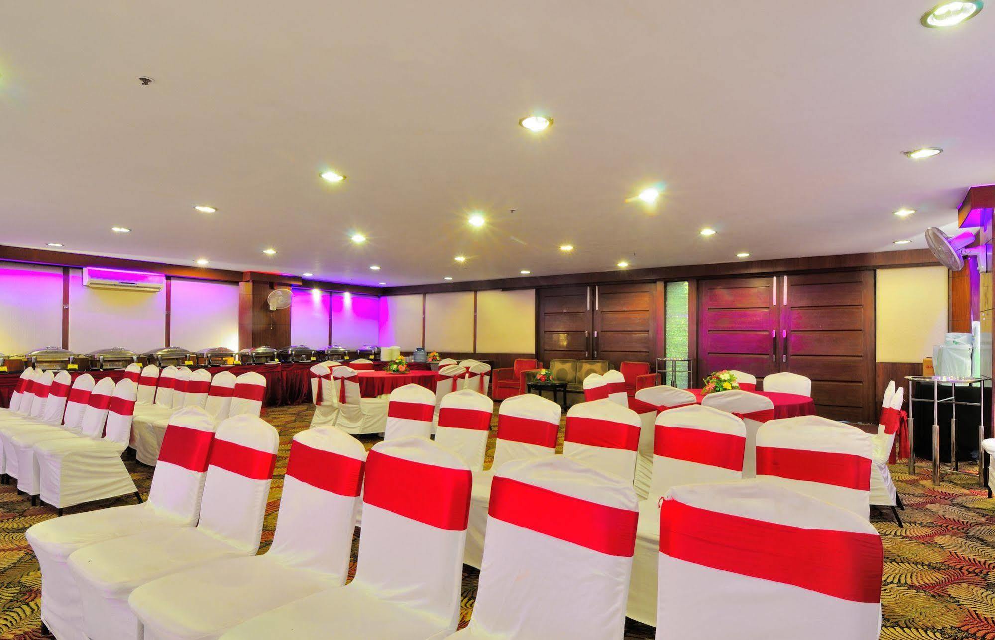 Crossroads Hotel Gurgaon Exterior photo