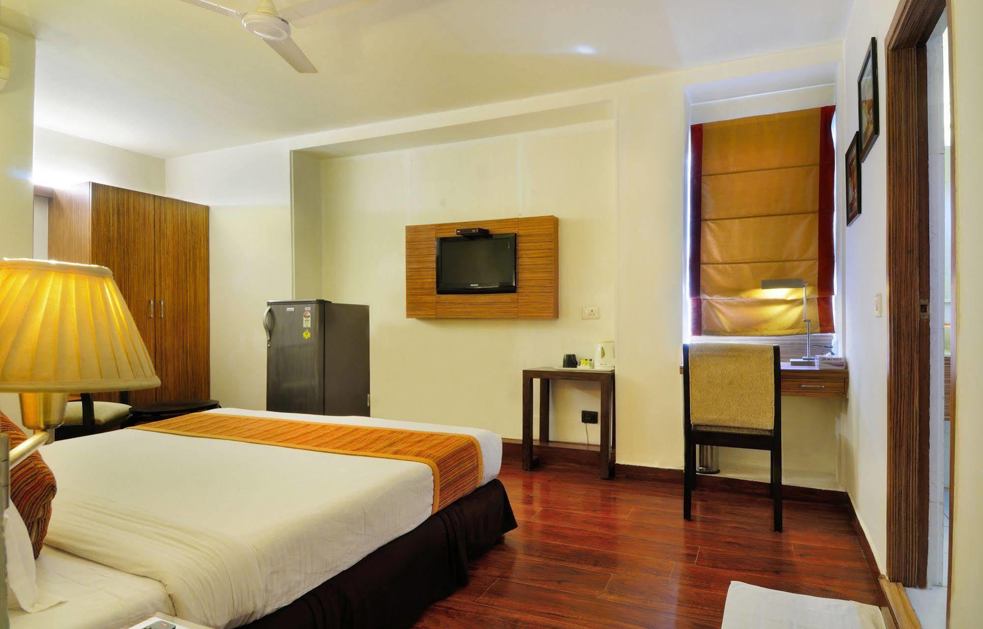 Crossroads Hotel Gurgaon Exterior photo