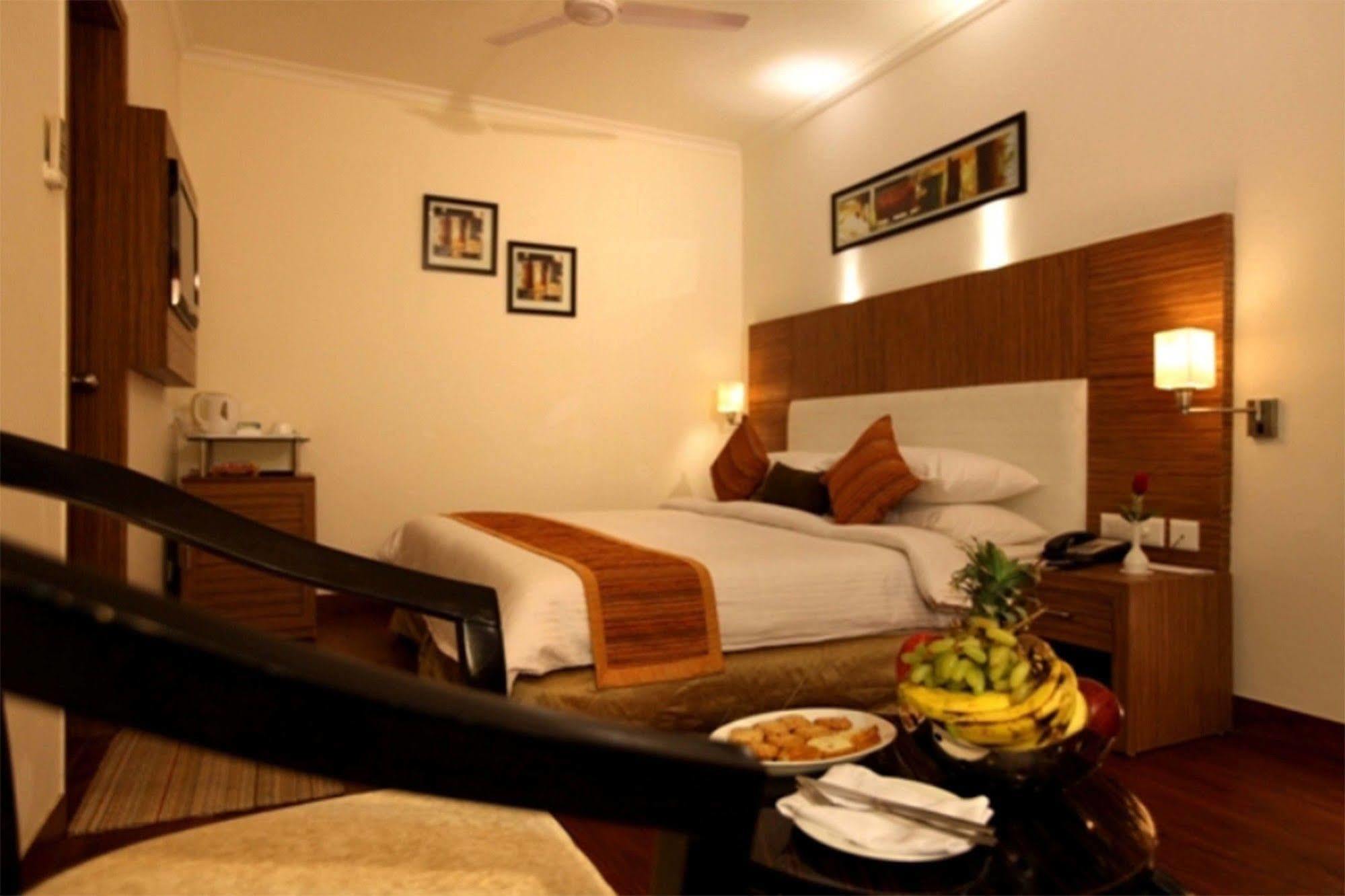 Crossroads Hotel Gurgaon Exterior photo